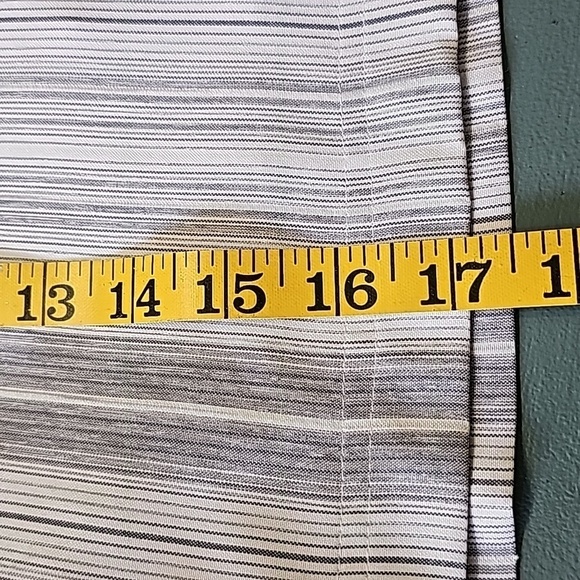 Vuarnet striped skort. Size 4. It has three pockets. Gray and white. - Picture 12 of 12